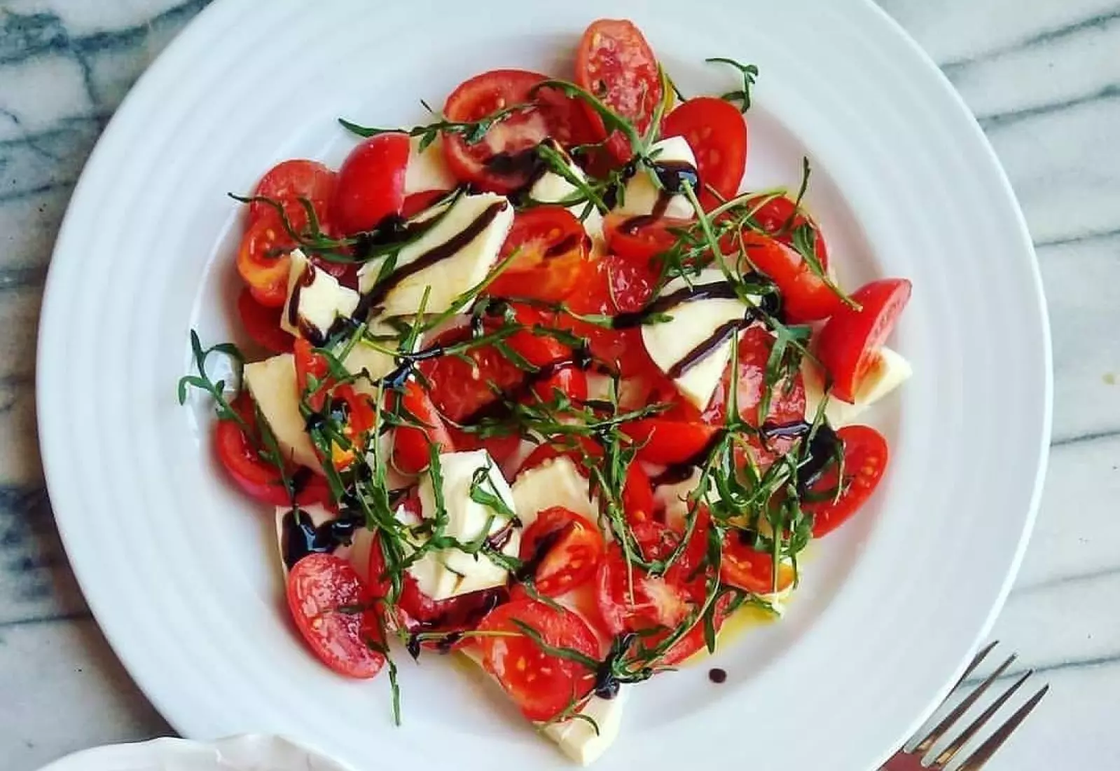 Mozzarella s rajčaty a balsamikem