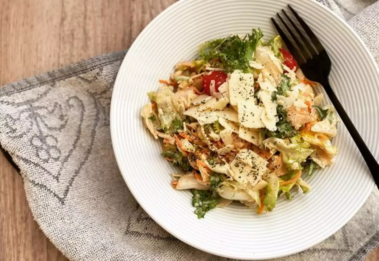 Salát s kuřecími kousky