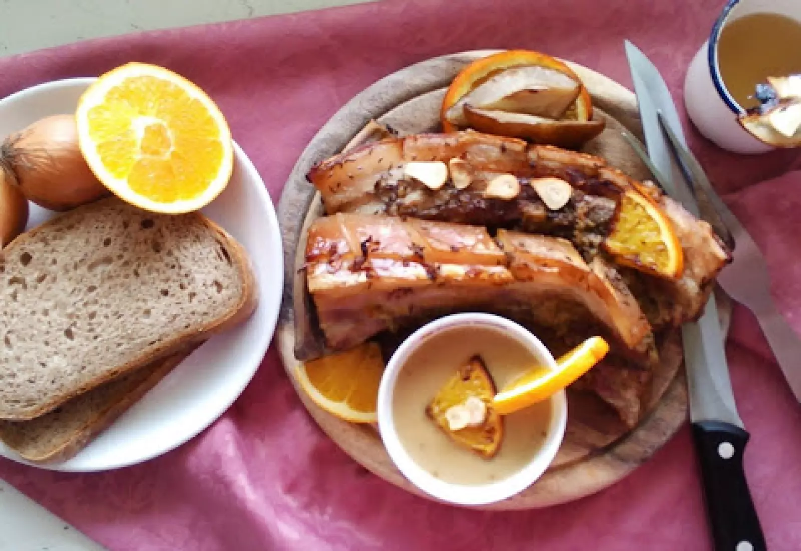 Vepřový bok pečený na jablkách a hruškách