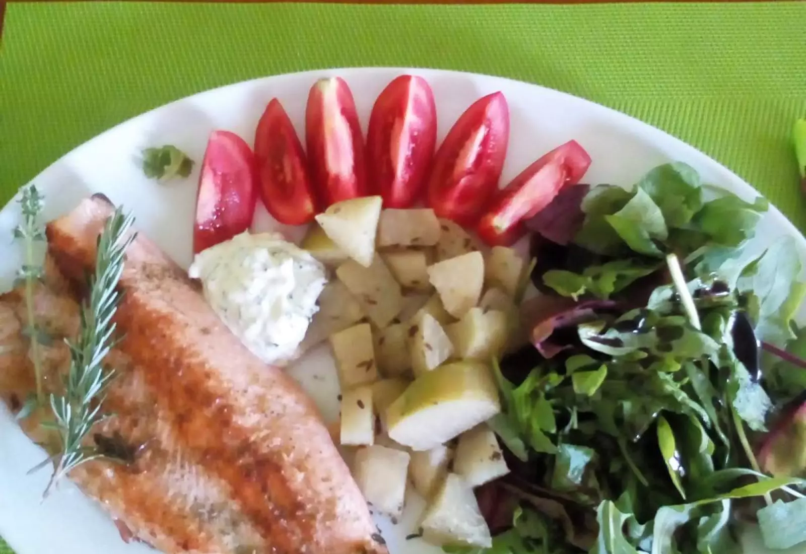 Ryba na bylinkách, kedlubnové brambory a rukolový salátek