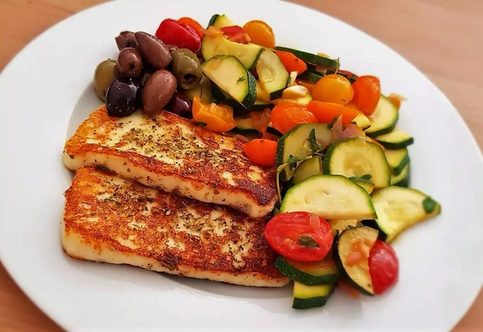 Sýr halloumi s restovanou cuketou a rajčaty