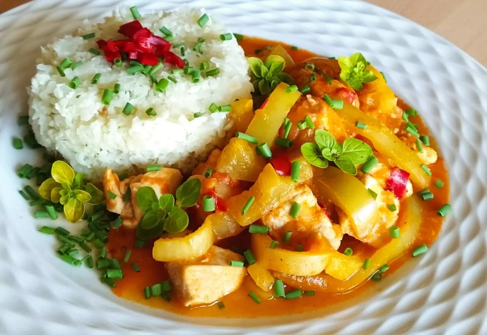 Kuřecí maso na rajčatech a paprikách, květáková "rýže" - LC