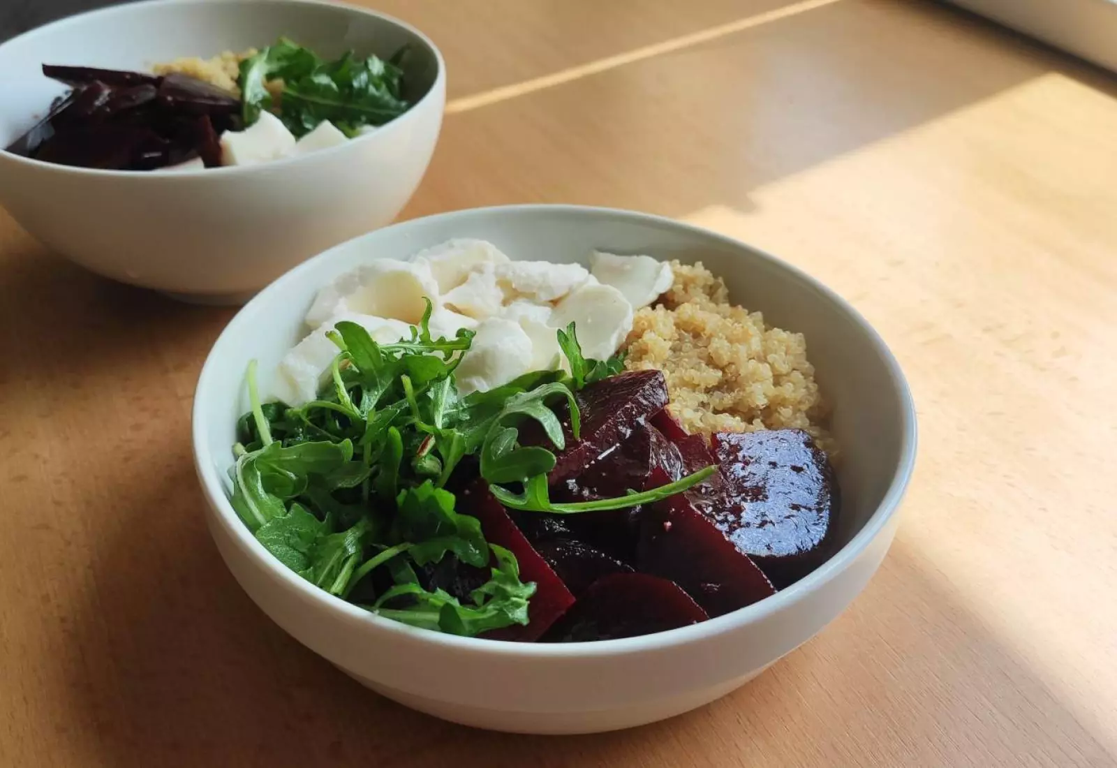 Quinoovy salát s červenou řepou a mozzarellou