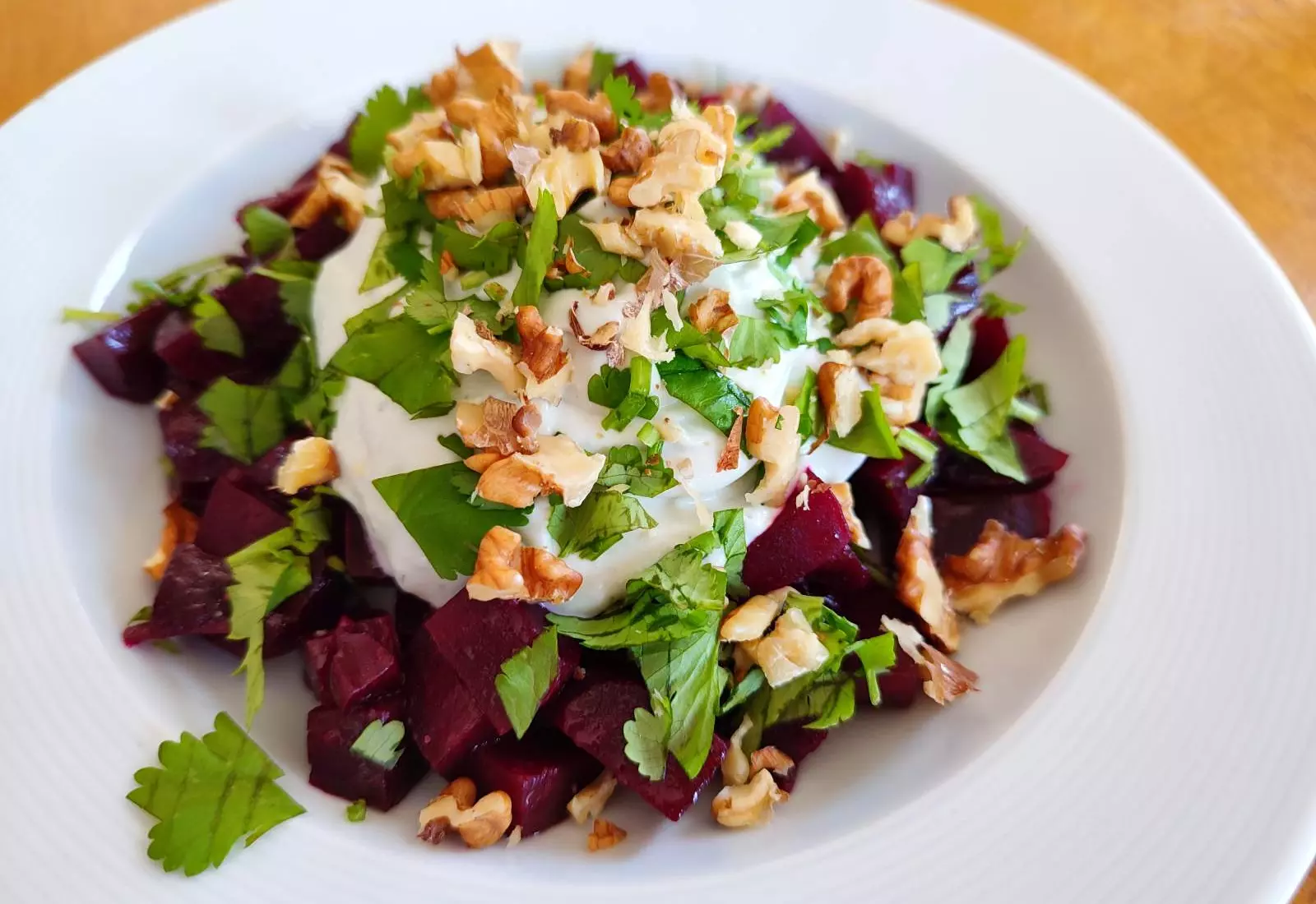 Teplý salát z červené řepy se třenou nivou a ořechy